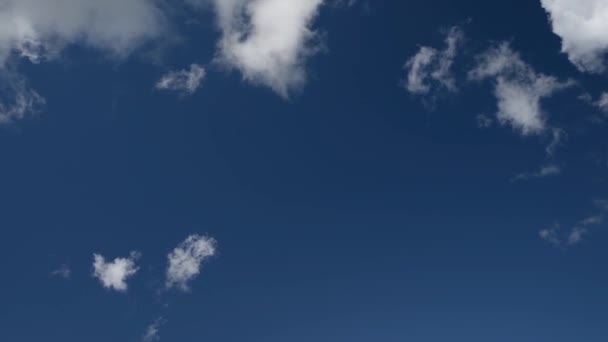 雲はすぐに動き 昼間の空に分散する — ストック動画