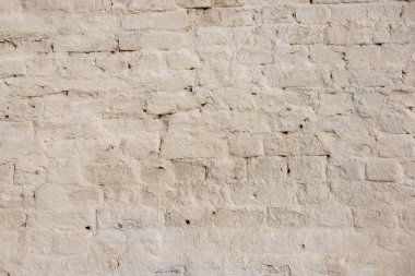 Eski tuğla duvarın dokusu soyulmuş boyayla beyaza boyanmış.