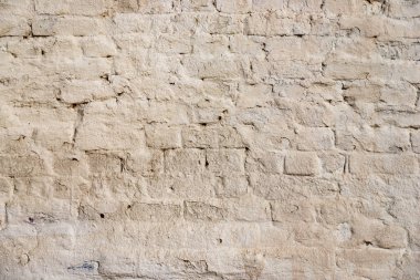 Eski tuğla duvarın dokusu soyulmuş boyayla beyaza boyanmış.