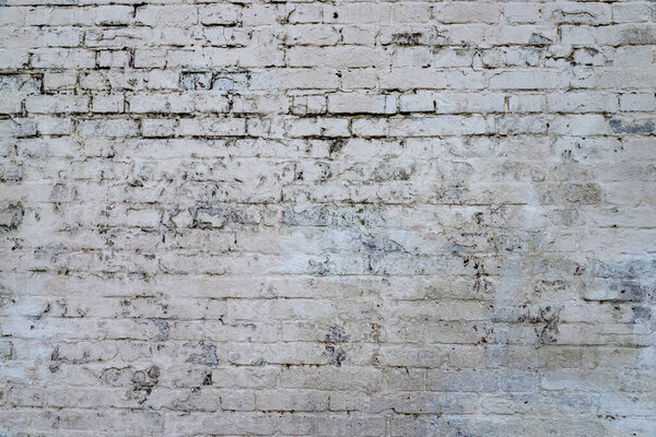 Текстура старой стены выкрашена в белый цвет шелушащейся краской