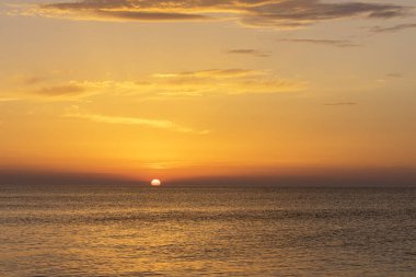          Azak denizinde bir yaz gün batımı   
