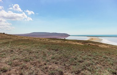 güzel pembe göl ve tepelere görünüm