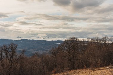 sonbaharda dağlara güzel bir görünüm