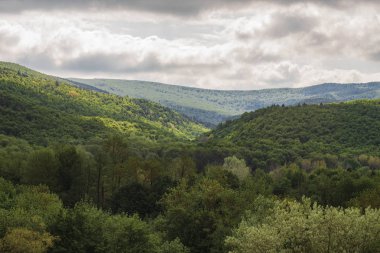 yaz aylarında dağlara güzel bir görünüm