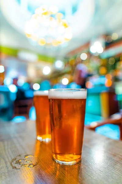 Vista Cerca Cerveza Una Taza Vidrio Una Mesa — Foto de Stock