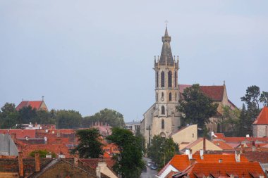 Sopron tepesindeki St. Mihaly kilisesinin yağmurlu manzarası.