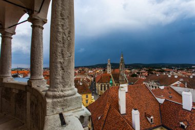 Yangın gözetleme kulesinin balkonundan Sopron 'a bak.