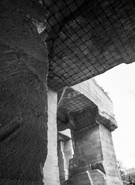 Eski kireçtaşı ocağının içinde.