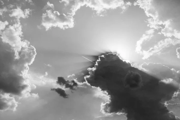 Güzel Bulutlu Gökyüzü Fon Siyah Beyaz Görünümü — Stok fotoğraf