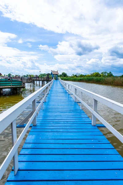 Puente Madera Azul Vista Panorámica Del Lago —  Fotos de Stock