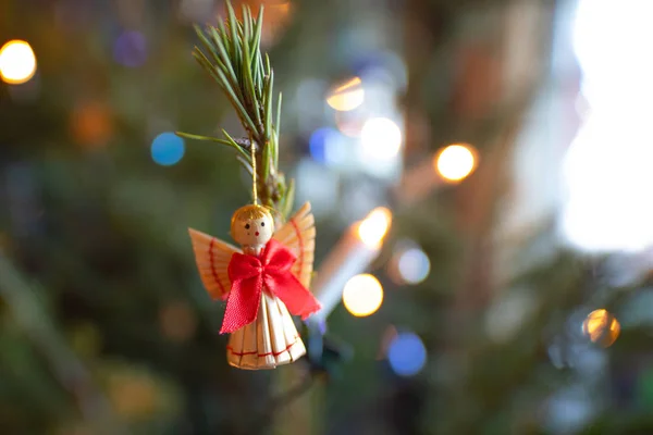 Stroh Engel Auf Weihnachtsbaum Nahaufnahme Ansicht — Stockfoto