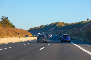Almanya 'da otoyolda giden arabalar manzaralı