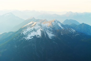 karlı dağların arka plan manzara görünümü