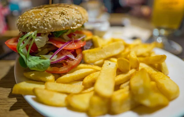 Saftiger Hamburger Mit Viel Gemüse Und Französischem Feuer Auf Weißem — Stockfoto