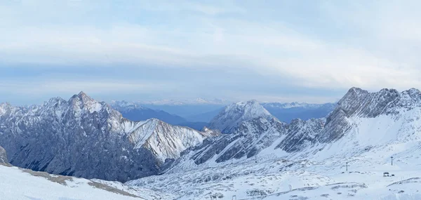 雪山の背景の風光明媚な眺め — ストック写真