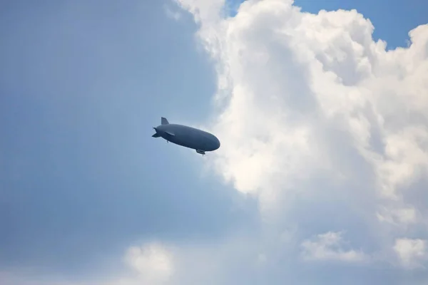 Witte Luchtschip Vliegen Tussen Wolken — Stockfoto