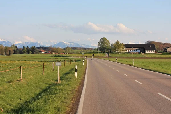 Дорога Через Баварский Пейзаж Горами Заднем Плане — стоковое фото