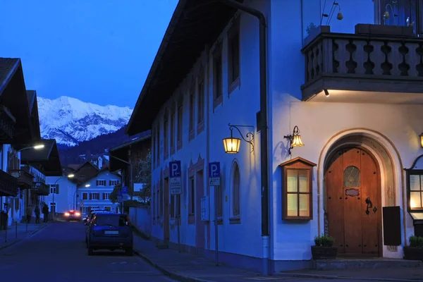 Rue Garmisch Partenkirchen Avec Montagne Enneigée Arrière Plan Crépuscule — Photo