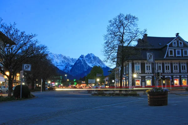 Rue Garmisch Partenkirchen Avec Montagne Enneigée Arrière Plan Crépuscule — Photo