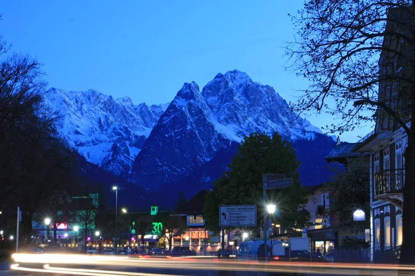 Calle Baviera Con Montaña Nevada Fondo Atardecer — Foto de Stock