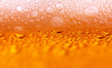 Altın bira kabarcığı makro yakın çekim görünümü