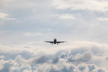 Uçak manzaralı iniş yapıyor.