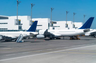 Terminalin yanında sıra sıra bekleyen beyaz uçaklar.