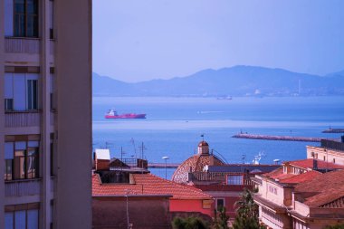 İtalya, Cagliari 'deki tepeden gelen gemilerle denizi seyret.