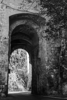 Cagliari, İtalya 'daki şatonun eski taş kapısı.