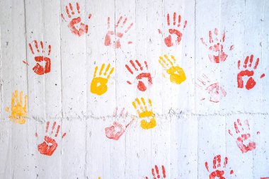 Beton yüzeyde renkli el izleri