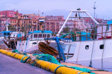 Cagliari limanında beyaz balıkçı tekneleri