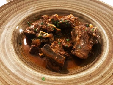 Büyük tabakta kuzu yahnisinin yakın plan görüntüsü