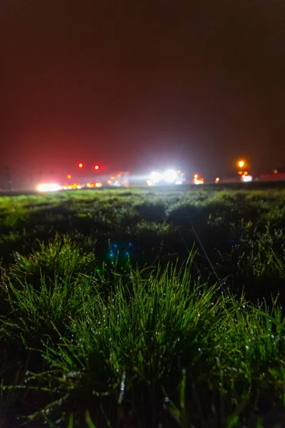 Nocny Ruch Mgle Przez Trawiaste Pole Widokowe — Zdjęcie stockowe