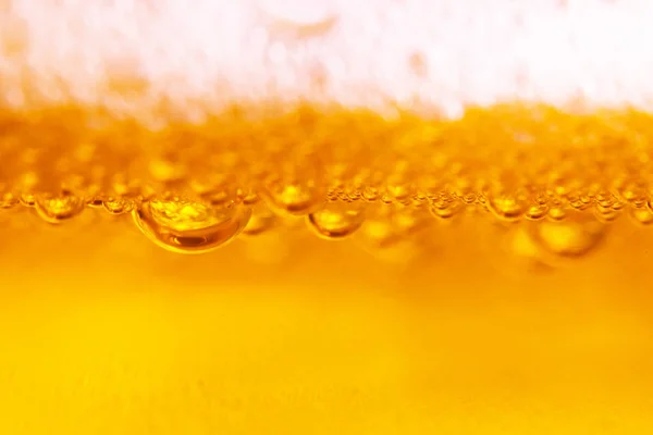 Altın bira kabarcığı makro yakın çekim görünümü