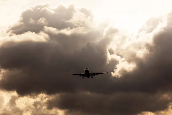 Těžká Letadla Létají Před Mraky Deště Slunečného Dne — Stock fotografie