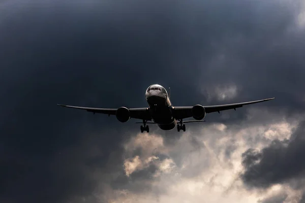 Nehéz Repülőgépek Repülnek Esőfelhő Előtt Napsütésben — Stock Fotó