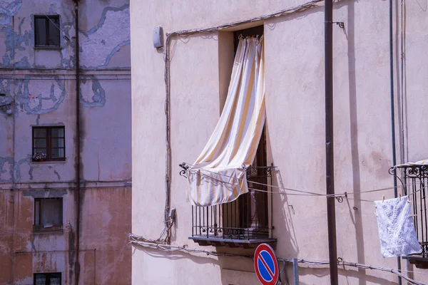 Régi Erkély Olaszországban Fehér Függönnyel — Stock Fotó