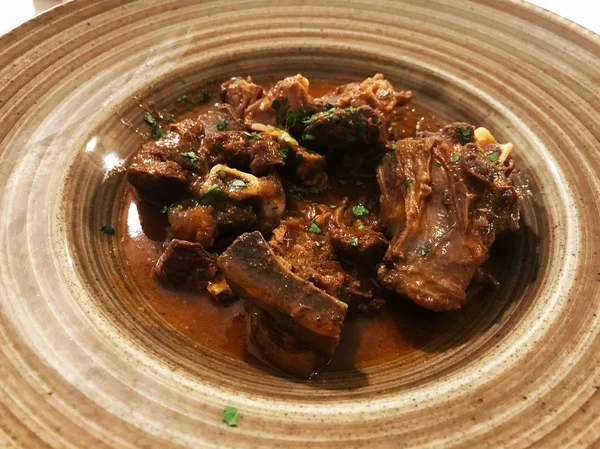 Büyük tabakta kuzu yahnisinin yakın plan görüntüsü