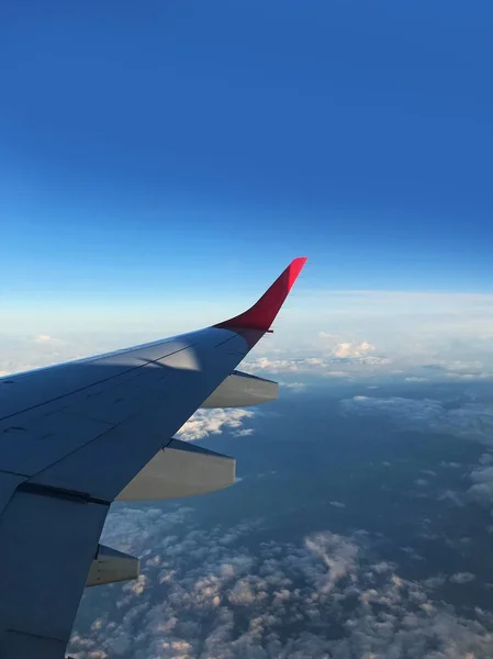 Vista Del Paisaje Nublado Bajo Ala Del Avión — Foto de Stock