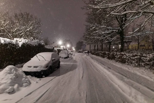 Живописный Вид Покрытые Снегом Автомобили Улице Ночью — стоковое фото