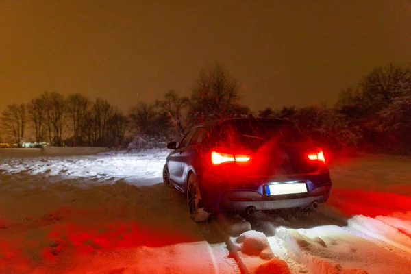 Ormandaki kırmızı arabanın manzarası.