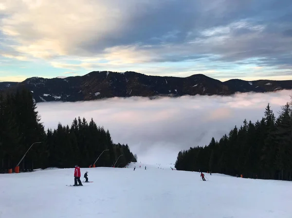 Skiërs Piste Verdwijnen Witte Wolken — Stockfoto