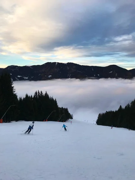 Esquiadores Desaparecen Las Nubes Blancas —  Fotos de Stock