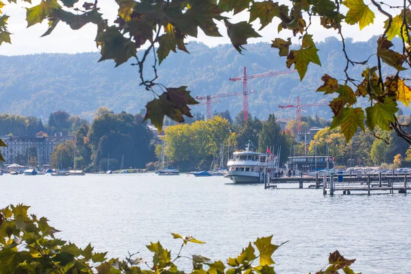 チューリッヒ湖の桟橋による船の景色 — ストック写真