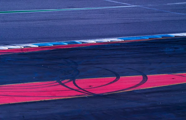 Yarış Pistinde Kırmızı Şeritteki Lastik Izleri — Stok fotoğraf
