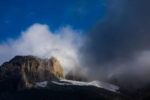 Piękny Malowniczy Widok Majestatyczne Góry Tle — Zdjęcie stockowe