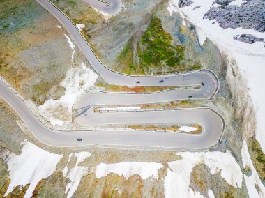 İsviçre'de güzel alpler dağlarda yol görünümü