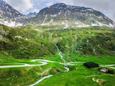 İsviçre'de güzel alpler dağlarda yol görünümü