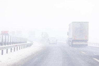 karlı günde yolda sürme araba görünümü