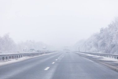 karlı günde yolda sürme araba görünümü